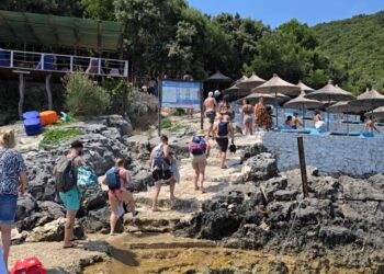 Sazani dhe Karaburuni magjepsin turistët e huaj