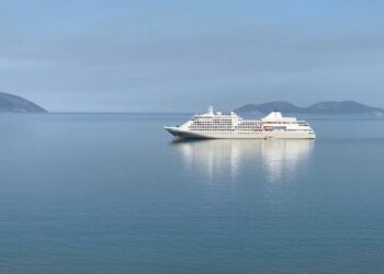 Kroçera “Silver Whisper” ndalet në Vlorë me 383 turistë