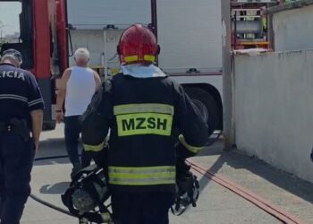 Përfshihet nga flakët banesa në Fier