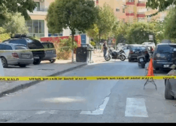 Qëllohen me armë dy të rinjtë në Sarandë