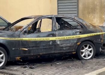 Makina përfshihet nga flakët në mesnatë në Korçë, dyshimet e para