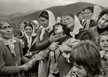 Përjetësoi vitet ’90-91 si ‘arkeolog’ e fotograf! Dy botët e Shqipërisë në lenten e fotografit britanik