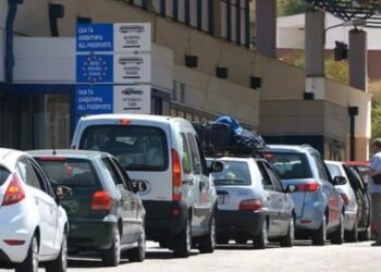 Grekët punojnë me 1 sportel, rradhë të gjata në Pikën e Kalimit Kufitar në Qafë Botë