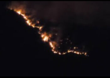 Zjarri në Shkopet vijon të djegë pyjet, flakët zhvendosen mbi digën e HEC-it