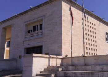 Rektori i UT kritikon ashpër: Arsimi i lartë ka mbetur në vend, konkluzionet janë të gabuara