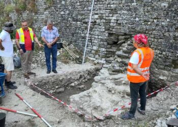 “Një skelet njeriu dhe një kafshe në murin e kalasë”, zbulim i rrallë në Gjirokastër