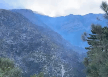 Zjarri në malin e Dukatit në Vlorë, flakët i afrohen Parkut Kombëtar të Llogarasë