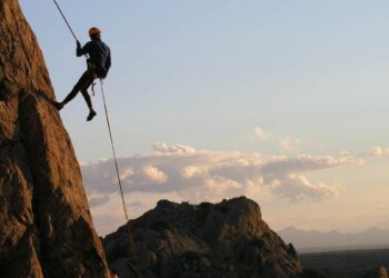 E rëndë në Himarë/ Turistja 23-vjeçare humb jetën duke zbritur me litar nga një shkëmb