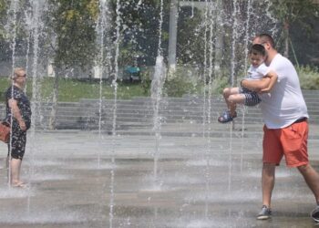 I nxehti ‘përvëlon’ Shqipërinë, temperatura deri 41 gradë C ditën e sotme