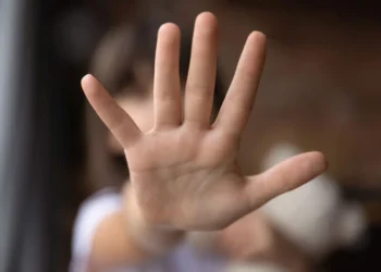 Tronditëse/ Gjysh dhe baba i të njëjtit fëmijë! 55-vjeçari përdhunoi për vite me radhë të bijën dhe e la shtatzënë