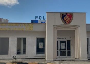 Plagosën me thikë një 26-vjeçar në Vlorë, arrestohet një prej vëllezërve