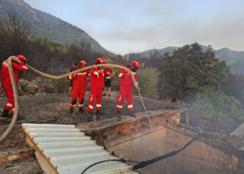 “29 vatra zjarri në 24 orë”, Ministria e Mbrojtjes: 13 janë ende aktive