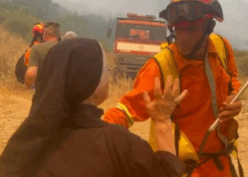 Zjarri rrezikon banesat në Paftal, e moshuara refuzon evakuimin: S’iki