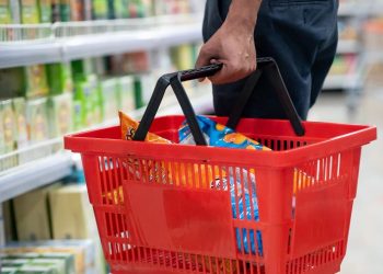 Qeveria mburret me inflacionin, shqiptarët mbyten nga çmimet “europiane” me rroga mjerane