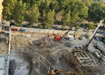 Zaptohet hapësira publike në mes të Tiranës/ Kulla 18-katëshe me firmën e Ramës zhduk trotuaret pranë ish-Ekspozitës dhe mbyll hyrjen e parkimeve nëntokësore