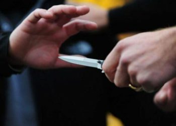 Plagosje me thikë mes adoleshentëve në Maliq, autori shoqërohet nga policia