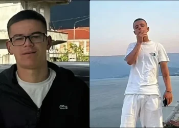 “Viktima mori karrigen për t’u mbrojtur, por u pengua… autori e goditi me thikë”/ Kamerat zbulojnë momentet e vrasjes së 14-vjeçarit në Maliq