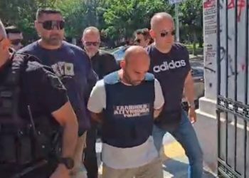 Me kokën ulur para drejtësisë: Shqiptari që vrau gruan para fëmijëve del në gjykatë në Volos