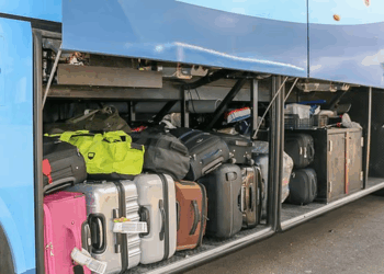 Nëna fsheh vajzën 2 vjeçare në valixhe dhe e fut në bagazh