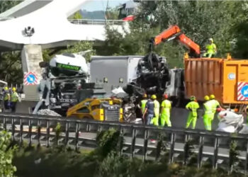 Aksident i rëndë trafiku në Itali/ Kamioni përplaset me disa automjete, tre persona humbin jetën