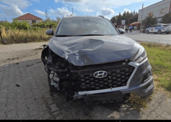 Aksident në aksin Fier-Levan, mjeti përplaset me shtyllën elektrike, lëndohet drejtuesi