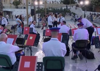 Orkestra Frymore performon në rrugët e Durrësit