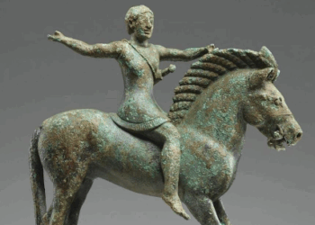 Skulptura “Kalorësi i Babunjës” rikthehet në Shqipëri pas ekspozitës në Vjenë