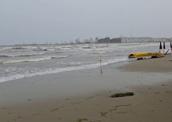 Furtuna godet portin e Durrësit, këputet litar i tragetit me pasagjerë drejt Barit