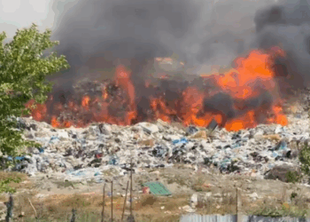 Fusha e mbetjeve në Vlorë përfshihet sërish nga flakët, një krim i përsëritur që po helmon qytetin