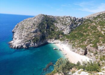 U hodh me kokë nga shkëmbi te ‘Gjiri i Gramës’, plagoset turisti 12-vjeçar