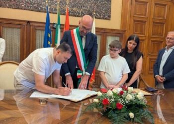 Bari përkujton eksodin shqiptar/ Çifti Nasufi merr nënshtetësinë italiane në 34-vjetorin e mbërritjes së anijes “Vlora”