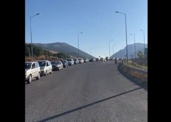 Kaos në Kapshticë/ Dogana greke redukton sportelet