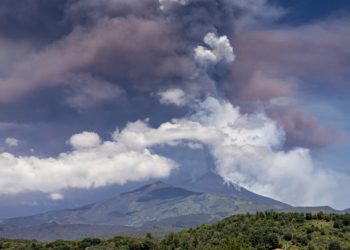 Shpërthen Etna, llavë vullkanike në 3,000 metra lartësi