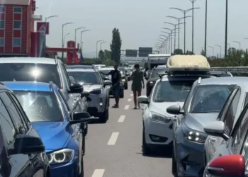 Radhë kilometrike dhe trafik i rënduar në aksin Laç–Lezhë