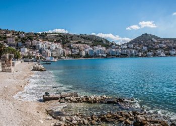 Në kulmin e sezonit Saranda prej 6 ditësh pa ujë, banorët: Ujësjellësi furnizon vetëm hotelet!