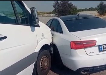 Aksident në autostradën Levan–Tepelenë, mikrobusi përplas ‘Audin’