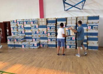 Mbërrijnë ndihmat e para për banorët e evakuar nga fshati Skënderbegas