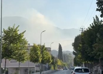 Delvina në kaos nga flakët, qyteti pa drita! Pritet ndërhyrja nga ajri