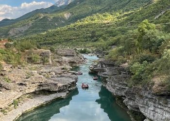 Televizioni gjerman ngre alarmin: Vjosa e mbrojtur si park kombëtar, por po helmohet nga nafta