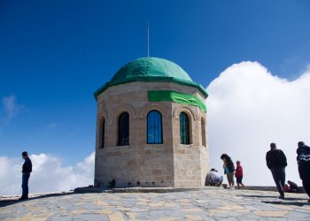 Nis pelegrinazhi në malin e Tomorrit, mbi 600 mijë besimtarë drejt Teqesë së Kulmakut