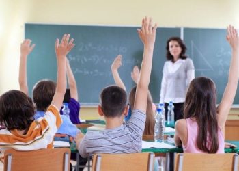 Kodi i ri i Etikës për mësuesit: Ndalohet veshja e ekzagjeruar dhe postimet që cenojnë figurën e edukatorit