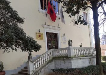 Skandali i turpit/ Korrupsioni trondit universitetet dhe Akademinë e Shkencave, pezullohen dhjetëra punonjës për abuzime me tenderat