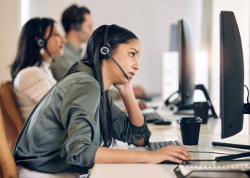 Alarm për shëndetin e të rinjve: 60% e punonjësve në call-center me probleme serioze në shtyllën kurrizore, dëgjim dhe shikim