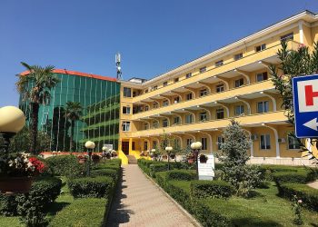 Plagosje me thikë në spitalin “Shefqet Ndroqi”, imazheristi sulmon infermierin pas një konflikti në punë