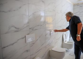 Banjo pa dyer në shkollën “Ndre Mjeda”/ Fotot e Benet Becit shkaktojnë reagime të ashpra