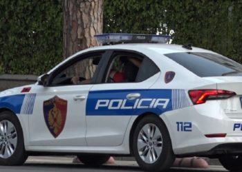 Skandal tronditës në Këlcyrë: Polici 56-vjeçar në lidhje me një 16-vjeçare, videot intime përfundojnë në rrjet, nis shantazhi dhe hetimet