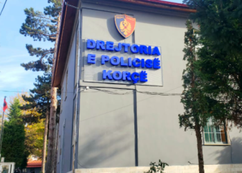 Procedohet nëna e 13-vjeçares që u hodh nga pallati në Korçë, akuzohet për “shkaktim vetëvrasjeje”