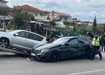 Përplasi 9 makina duke tentuar t’i ikte policisë në Sauk, 31-vjeçari me armë në makinë arrestohet pas ndjekjes intensive