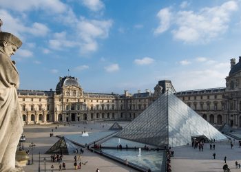 ADN-ja ‘zhbllokon’ hetimin e grabitjes në Luvër, arrestohen dy persona në Paris