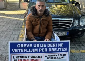 “Më vranë nënën dhe dajën, tani duan dhe shtëpinë”/ Banori i Golemit nis grevën e urisë para SPAK: “Do vdes këtu!”